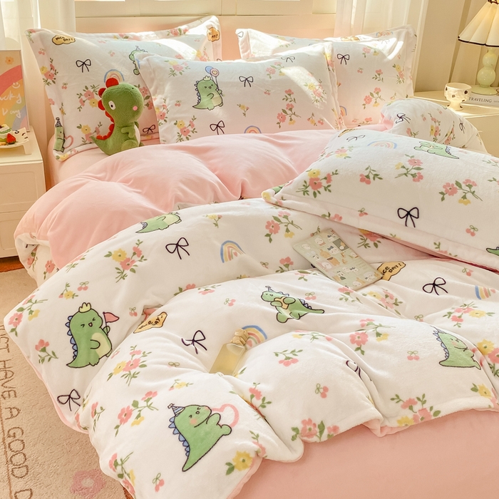 91家纺网 家纺一手货源 找家纺 红日子纺织品 2025新款高克重牛奶绒印花四件套 花儿与龙