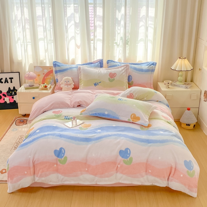 91家纺网 家纺一手货源 找家纺 红日子纺织品 2025新款高克重牛奶绒印花四件套 花海