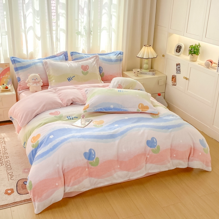 91家纺网 家纺一手货源 找家纺 红日子纺织品 2025新款高克重牛奶绒印花四件套 花海