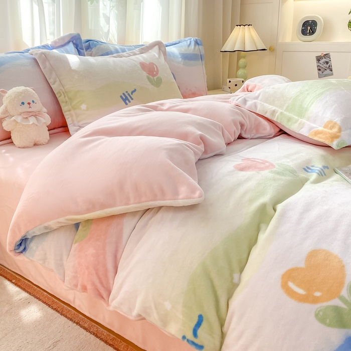 91家纺网 家纺一手货源 找家纺 红日子纺织品 2025新款高克重牛奶绒印花四件套 花海