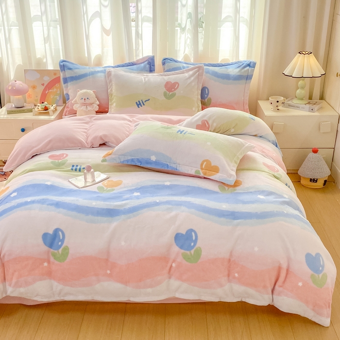 91家纺网 家纺一手货源 找家纺 红日子纺织品 2025新款高克重牛奶绒印花四件套 花海