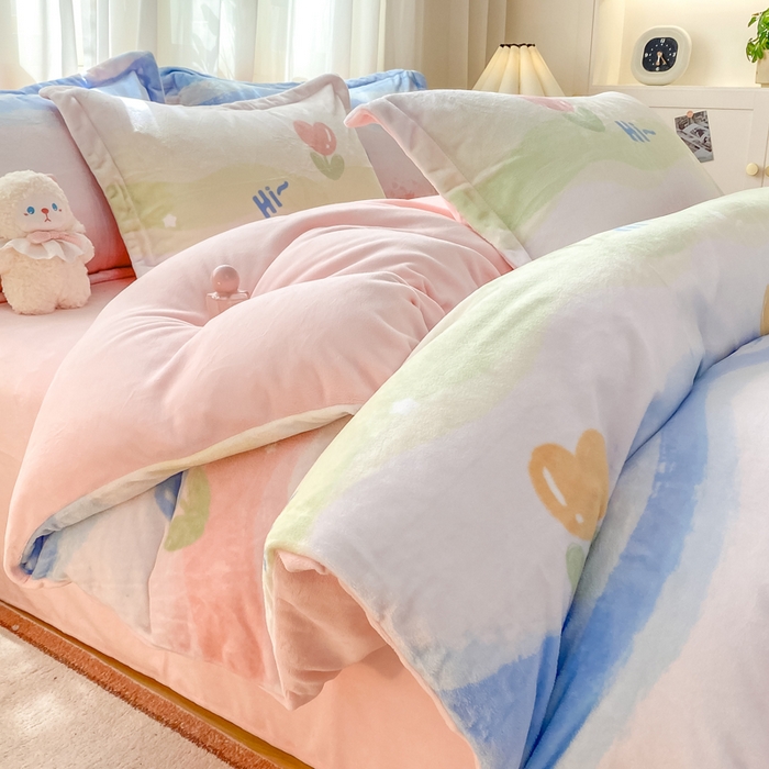 91家纺网 家纺一手货源 找家纺 红日子纺织品 2025新款高克重牛奶绒印花四件套 花海