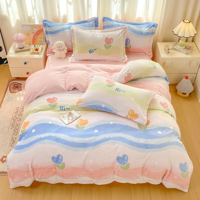 91家纺网 家纺一手货源 找家纺 红日子纺织品 2025新款高克重牛奶绒印花四件套 花海