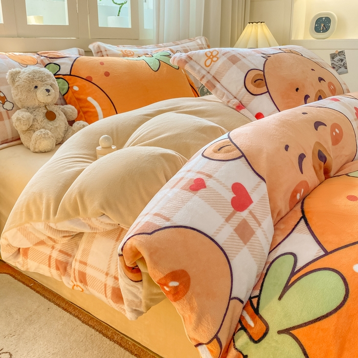 91家纺网 家纺一手货源 找家纺 红日子纺织品 2025新款高克重牛奶绒印花四件套 卡皮巴拉