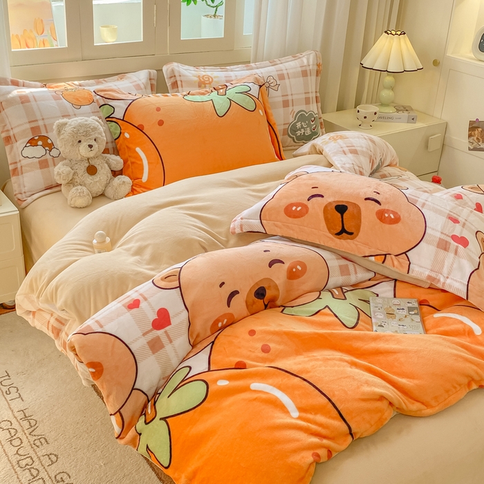 91家纺网 家纺一手货源 找家纺 红日子纺织品 2025新款高克重牛奶绒印花四件套 卡皮巴拉