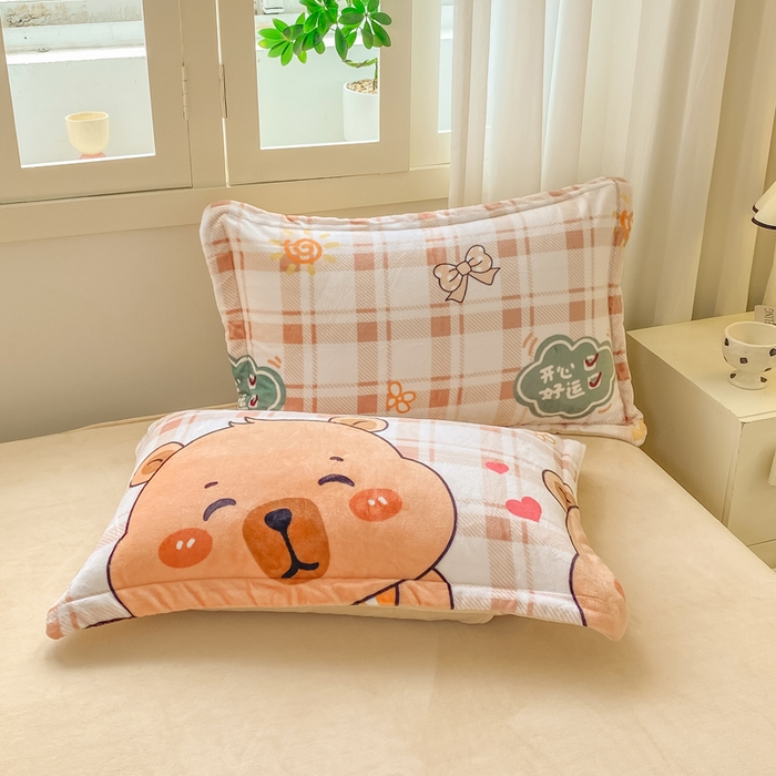 91家纺网 家纺一手货源 找家纺 红日子纺织品 2025新款高克重牛奶绒印花四件套 卡皮巴拉