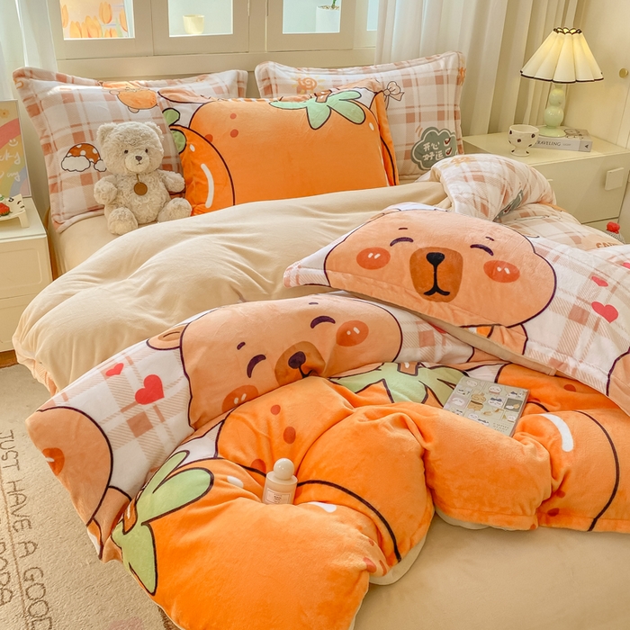 91家纺网 家纺一手货源 找家纺 红日子纺织品 2025新款高克重牛奶绒印花四件套 卡皮巴拉