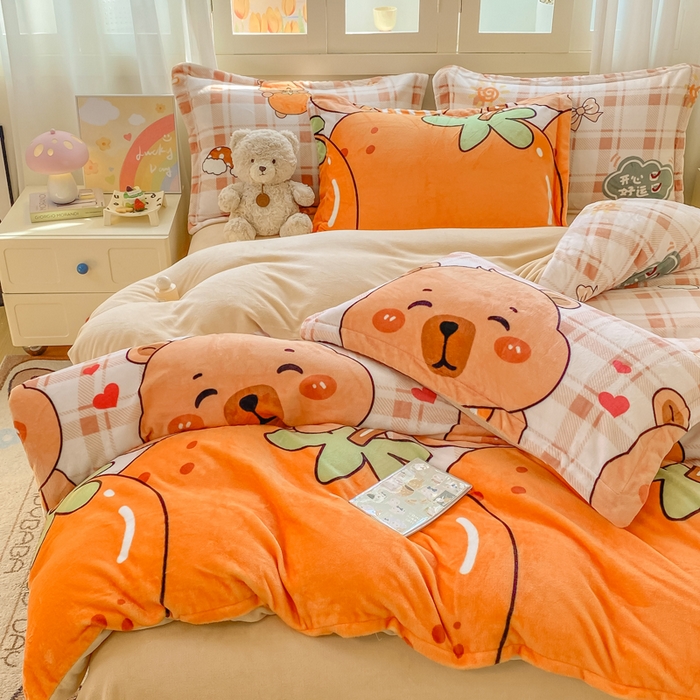 91家纺网 家纺一手货源 找家纺 红日子纺织品 2025新款高克重牛奶绒印花四件套 卡皮巴拉