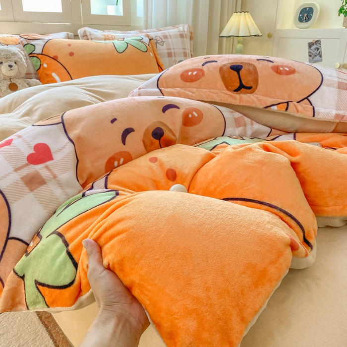 91家纺网 家纺一手货源 找家纺 红日子纺织品 2025新款高克重牛奶绒印花四件套 卡皮巴拉