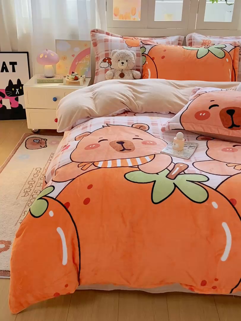 91家纺网 家纺一手货源 找家纺 红日子纺织品 2025新款高克重牛奶绒印花四件套 卡皮巴拉