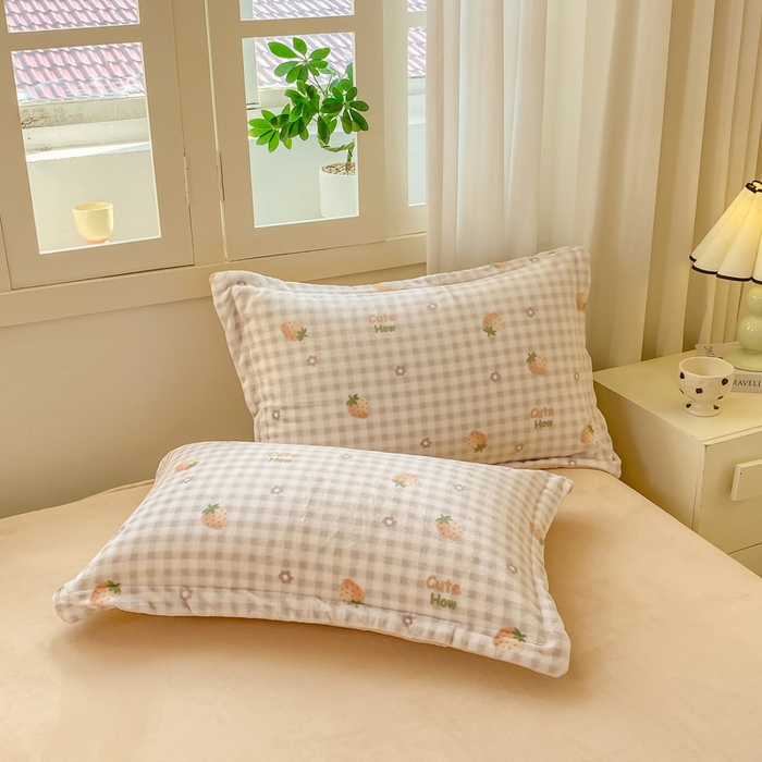 91家纺网 家纺一手货源 找家纺 红日子纺织品 2025新款高克重牛奶绒印花四件套 可爱草莓