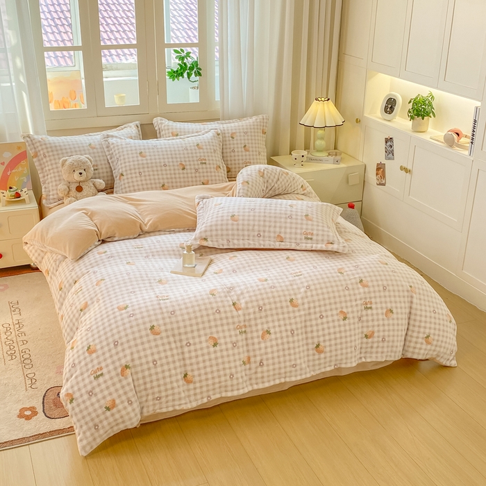 91家纺网 家纺一手货源 找家纺 红日子纺织品 2025新款高克重牛奶绒印花四件套 可爱草莓