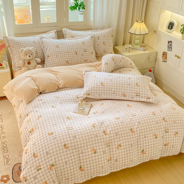 91家纺网 家纺一手货源 找家纺 红日子纺织品 2025新款高克重牛奶绒印花四件套 可爱草莓