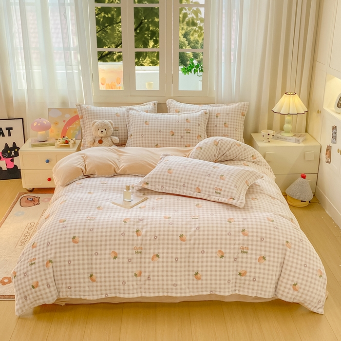 91家纺网 家纺一手货源 找家纺 红日子纺织品 2025新款高克重牛奶绒印花四件套 可爱草莓