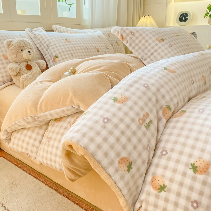 91家纺网 家纺一手货源 找家纺 红日子纺织品 2025新款高克重牛奶绒印花四件套 可爱草莓