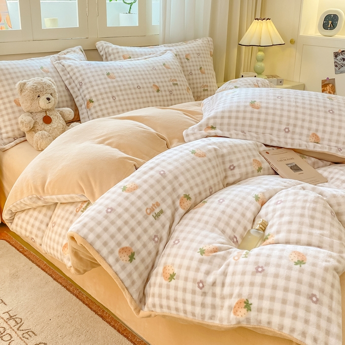 91家纺网 家纺一手货源 找家纺 红日子纺织品 2025新款高克重牛奶绒印花四件套 可爱草莓