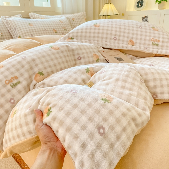 91家纺网 家纺一手货源 找家纺 红日子纺织品 2025新款高克重牛奶绒印花四件套 可爱草莓