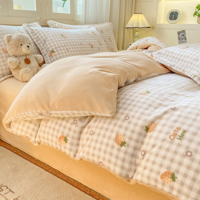 91家纺网 家纺一手货源 找家纺 红日子纺织品 2025新款高克重牛奶绒印花四件套 可爱草莓