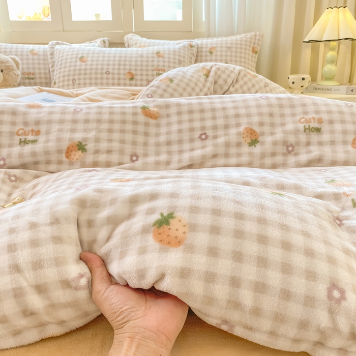 91家纺网 家纺一手货源 找家纺 红日子纺织品 2025新款高克重牛奶绒印花四件套 可爱草莓