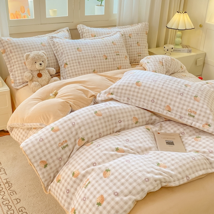 91家纺网 家纺一手货源 找家纺 红日子纺织品 2025新款高克重牛奶绒印花四件套 可爱草莓