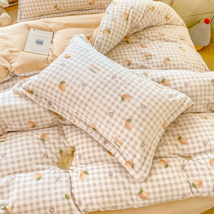 91家纺网 家纺一手货源 找家纺 红日子纺织品 2025新款高克重牛奶绒印花四件套 可爱草莓