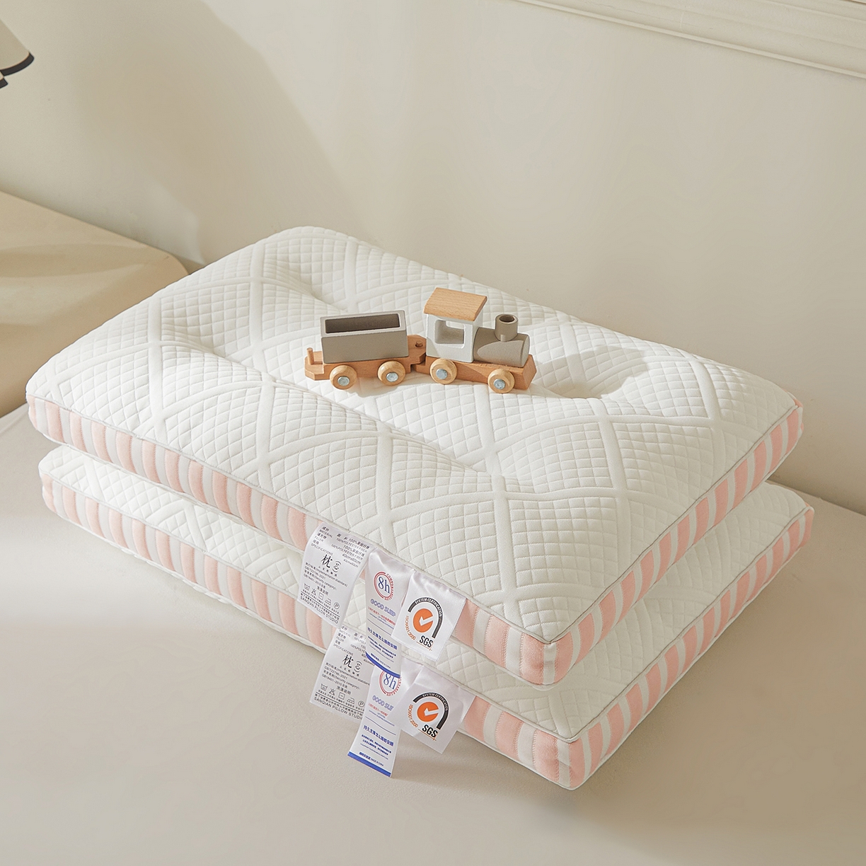 91家纺网 家纺一手货源 找家纺 大熊枕芯 2025新款条纹款抗菌亲子护颈枕头枕芯 粉色