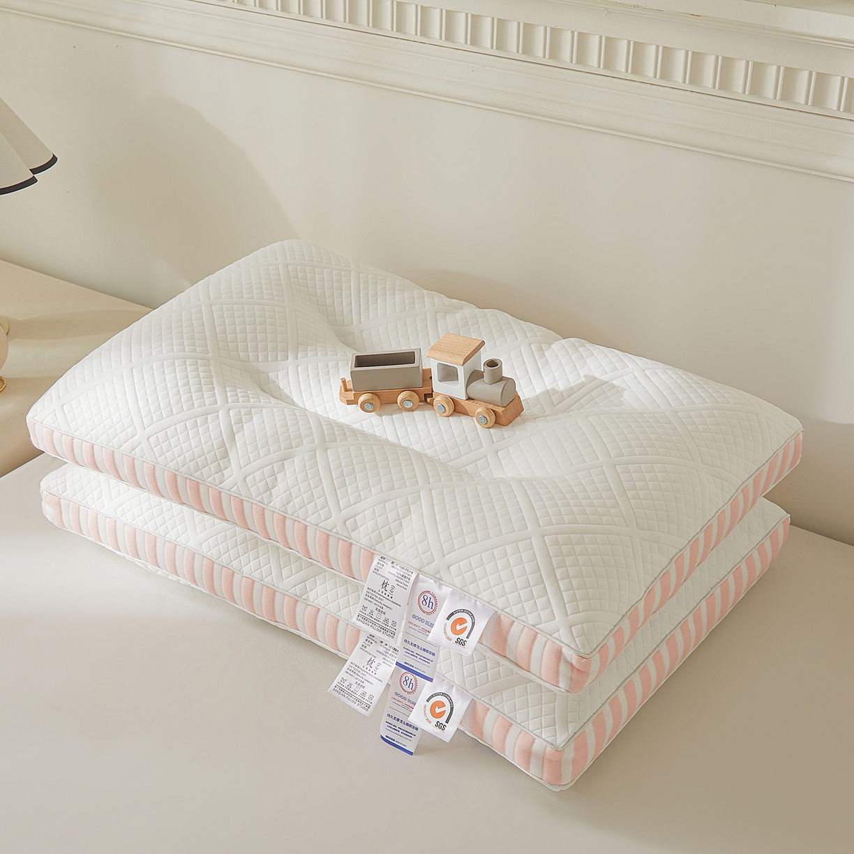 91家纺网 家纺一手货源 找家纺 大熊枕芯 2025新款条纹款抗菌亲子护颈枕头枕芯 粉色