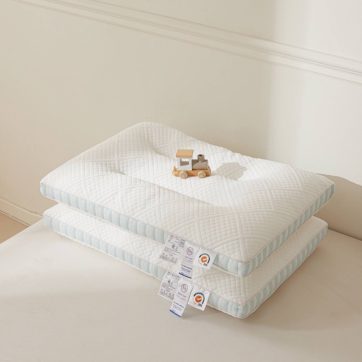 91家纺网 家纺一手货源 找家纺 大熊枕芯 2025新款条纹款抗菌亲子护颈枕头枕芯 蓝色