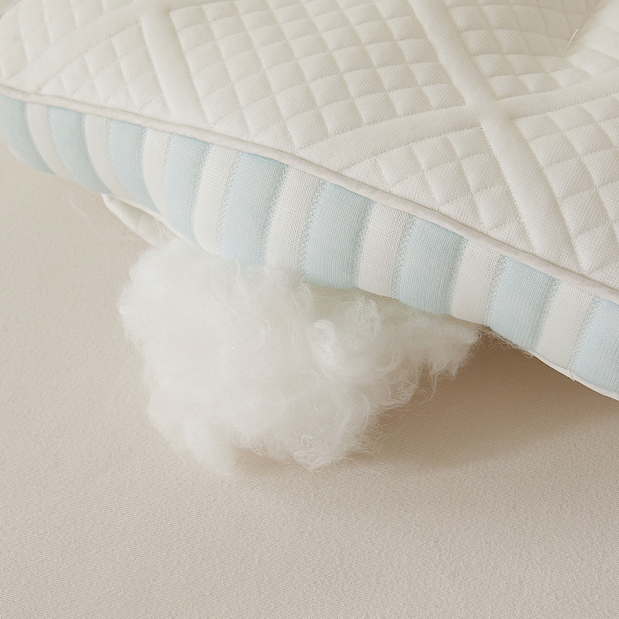 91家纺网 家纺一手货源 找家纺 大熊枕芯 2025新款条纹款抗菌亲子护颈枕头枕芯 蓝色