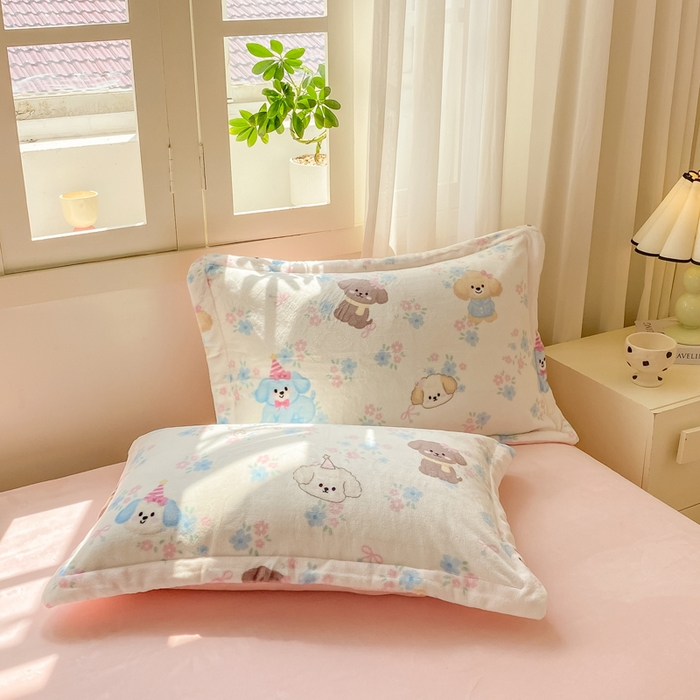 91家纺网 家纺一手货源 找家纺 红日子纺织品 2025新款高克重牛奶绒印花四件套 快乐小狗