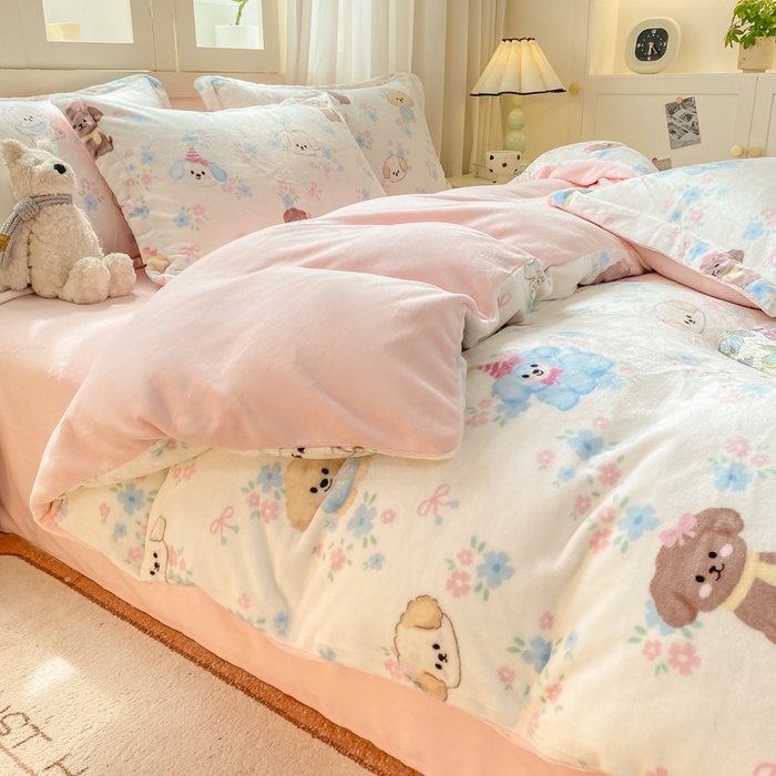 91家纺网 家纺一手货源 找家纺 红日子纺织品 2025新款高克重牛奶绒印花四件套 快乐小狗