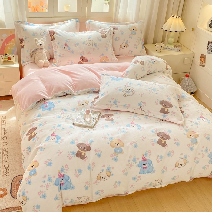 91家纺网 家纺一手货源 找家纺 红日子纺织品 2025新款高克重牛奶绒印花四件套 快乐小狗