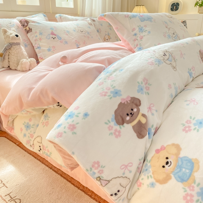 91家纺网 家纺一手货源 找家纺 红日子纺织品 2025新款高克重牛奶绒印花四件套 快乐小狗