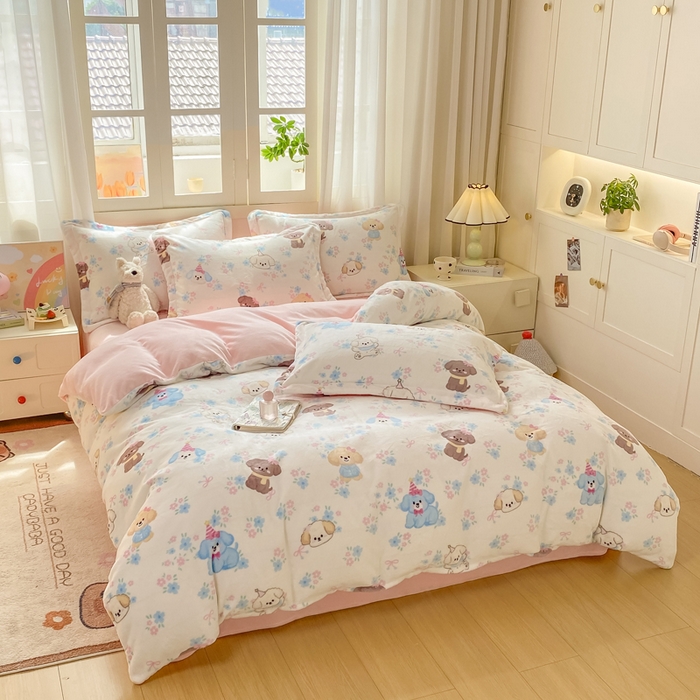 91家纺网 家纺一手货源 找家纺 红日子纺织品 2025新款高克重牛奶绒印花四件套 快乐小狗