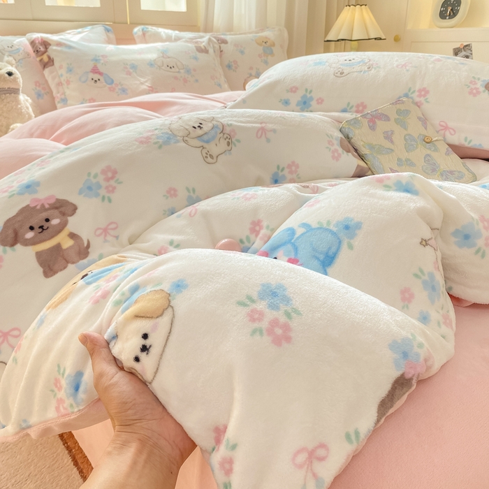 91家纺网 家纺一手货源 找家纺 红日子纺织品 2025新款高克重牛奶绒印花四件套 快乐小狗