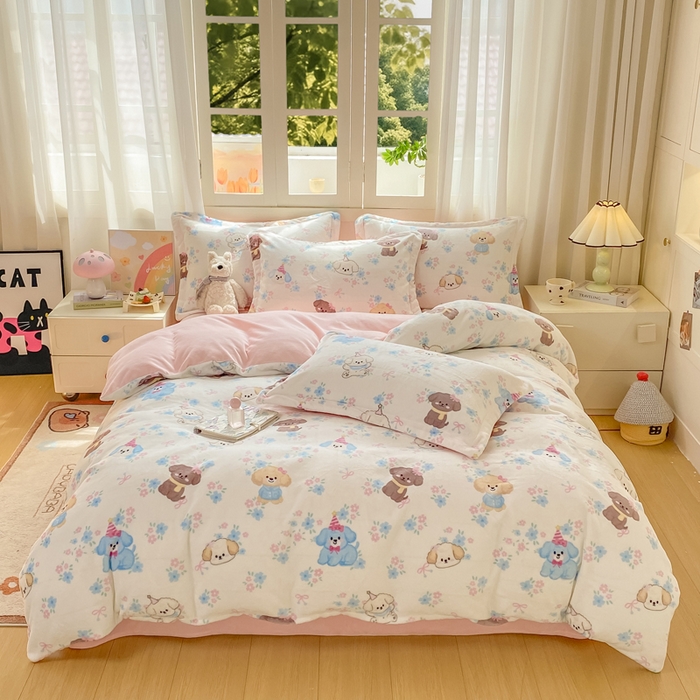 91家纺网 家纺一手货源 找家纺 红日子纺织品 2025新款高克重牛奶绒印花四件套 快乐小狗