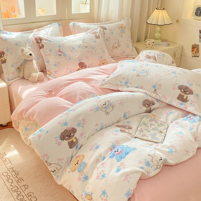 91家纺网 家纺一手货源 找家纺 红日子纺织品 2025新款高克重牛奶绒印花四件套 快乐小狗