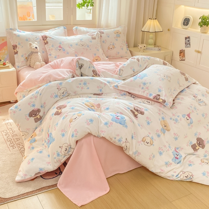 91家纺网 家纺一手货源 找家纺 红日子纺织品 2025新款高克重牛奶绒印花四件套 快乐小狗