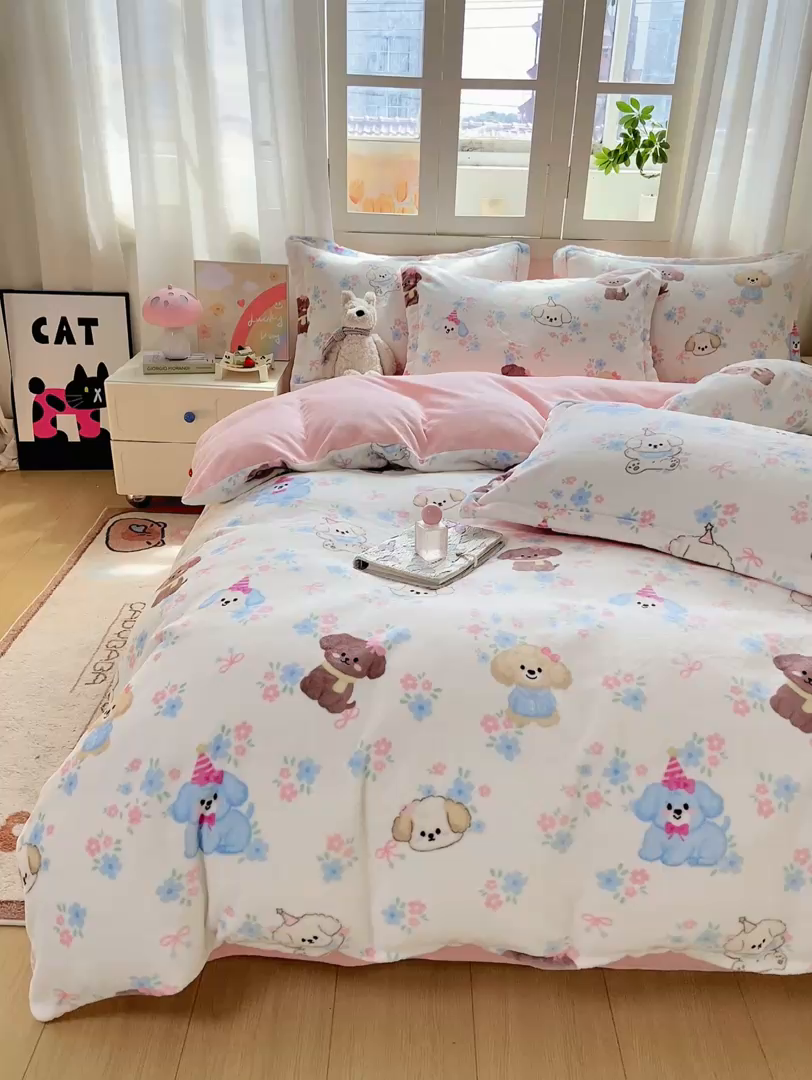 91家纺网 家纺一手货源 找家纺 红日子纺织品 2025新款高克重牛奶绒印花四件套 快乐小狗