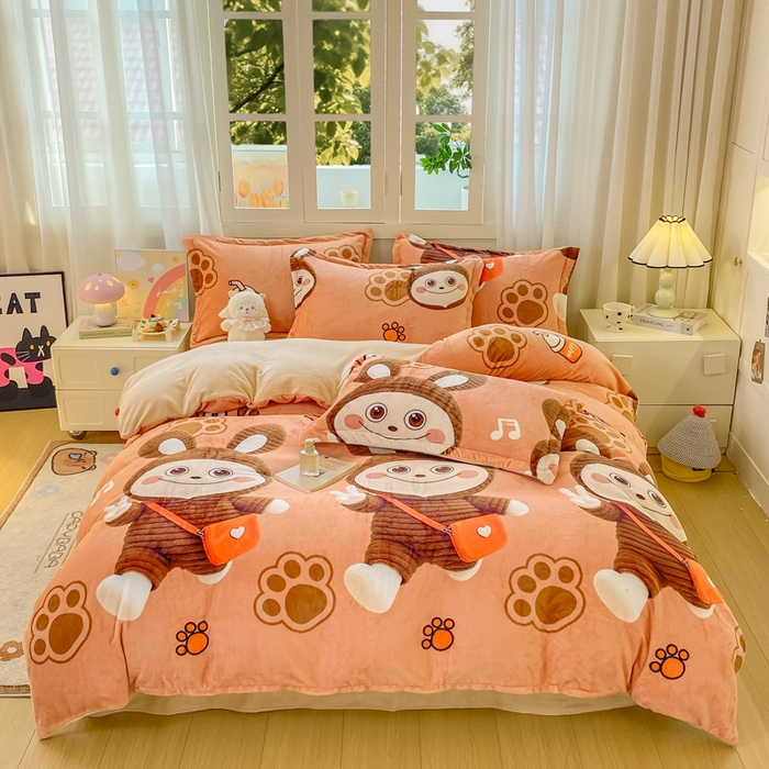 91家纺网 家纺一手货源 找家纺 红日子纺织品 2025新款高克重牛奶绒印花四件套 拉咕咕