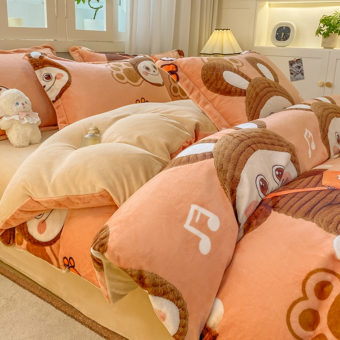 91家纺网 家纺一手货源 找家纺 红日子纺织品 2025新款高克重牛奶绒印花四件套 拉咕咕