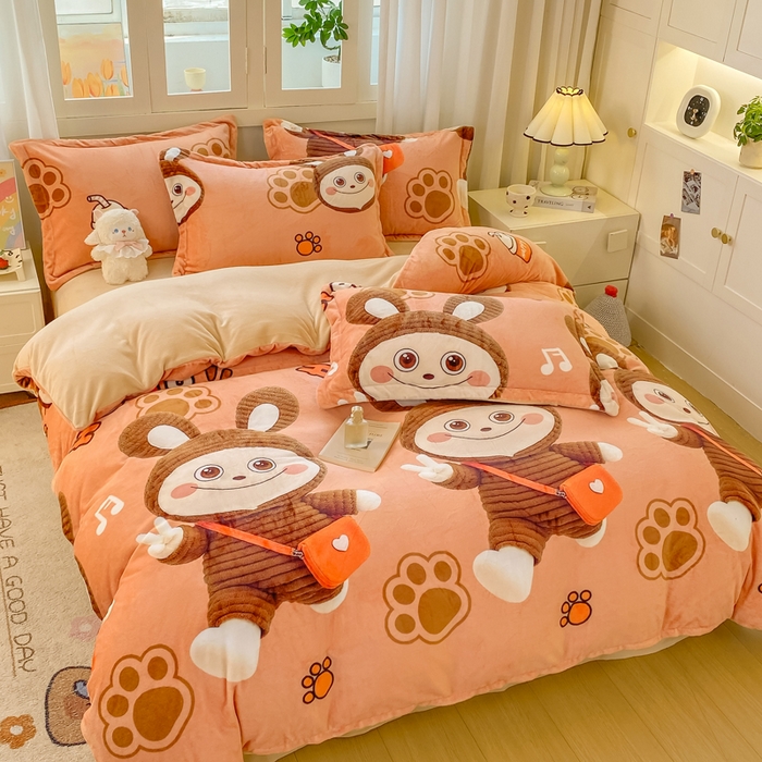 91家纺网 家纺一手货源 找家纺 红日子纺织品 2025新款高克重牛奶绒印花四件套 拉咕咕