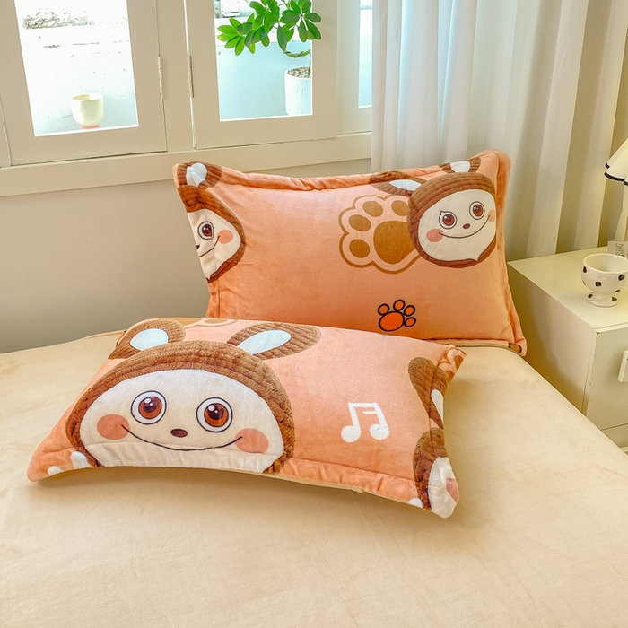 91家纺网 家纺一手货源 找家纺 红日子纺织品 2025新款高克重牛奶绒印花四件套 拉咕咕