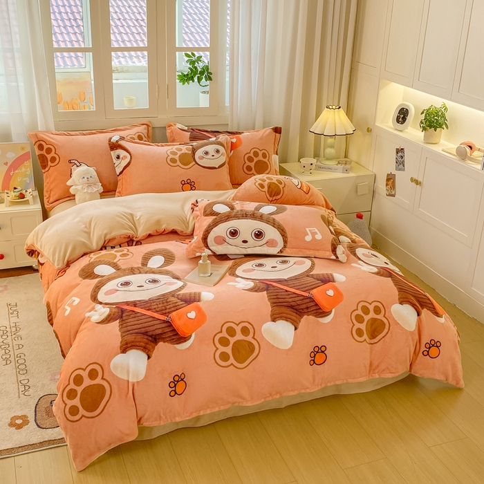 91家纺网 家纺一手货源 找家纺 红日子纺织品 2025新款高克重牛奶绒印花四件套 拉咕咕