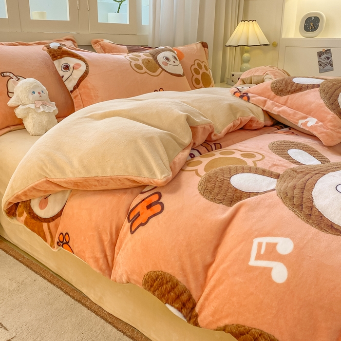 91家纺网 家纺一手货源 找家纺 红日子纺织品 2025新款高克重牛奶绒印花四件套 拉咕咕