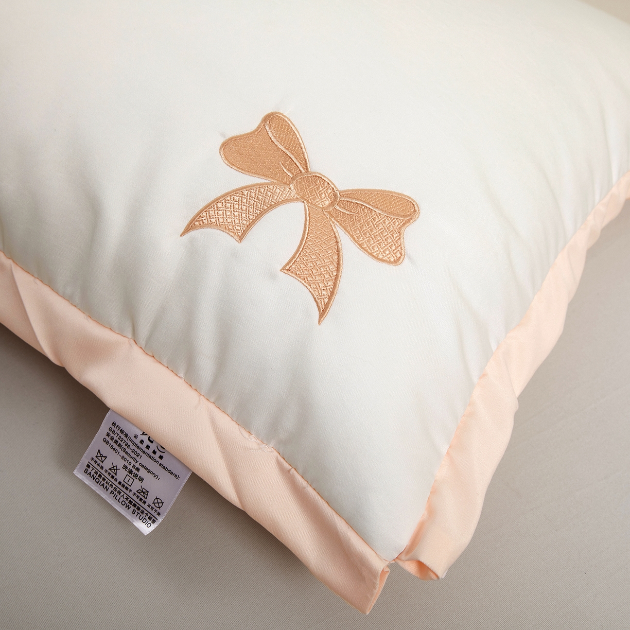 91家纺网 家纺一手货源 找家纺 大熊枕芯 2025新款双莱赛尔天丝蝴蝶护颈枕头枕芯 天丝蝴蝶粉