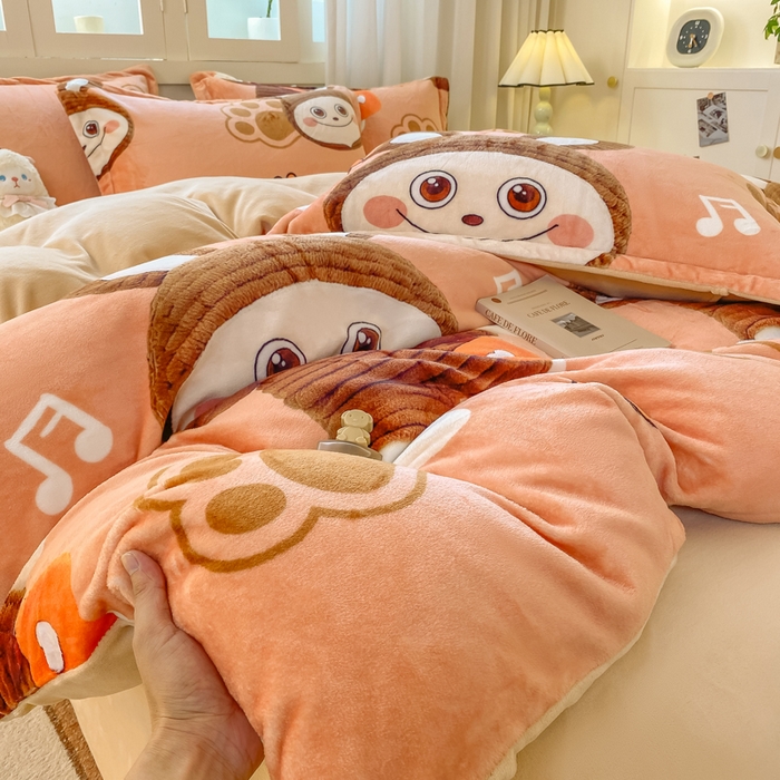 91家纺网 家纺一手货源 找家纺 红日子纺织品 2025新款高克重牛奶绒印花四件套 拉咕咕