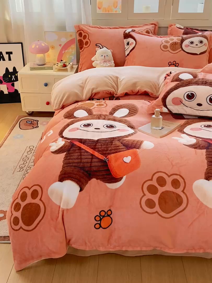 91家纺网 家纺一手货源 找家纺 红日子纺织品 2025新款高克重牛奶绒印花四件套 拉咕咕