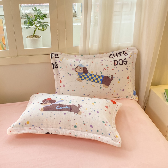 91家纺网 家纺一手货源 找家纺 红日子纺织品 2025新款高克重牛奶绒印花四件套 腊肠狗