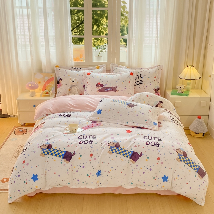 91家纺网 家纺一手货源 找家纺 红日子纺织品 2025新款高克重牛奶绒印花四件套 腊肠狗